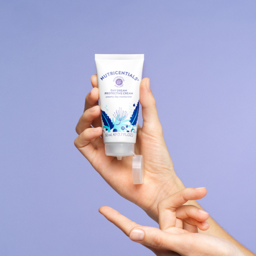 Nu Skin Nutricentials Day Dream - aplikacja kremu z filtrem SPF 30 na twarz, efekt nawilżenia i ochrony przed słońcem i światłem niebieskim