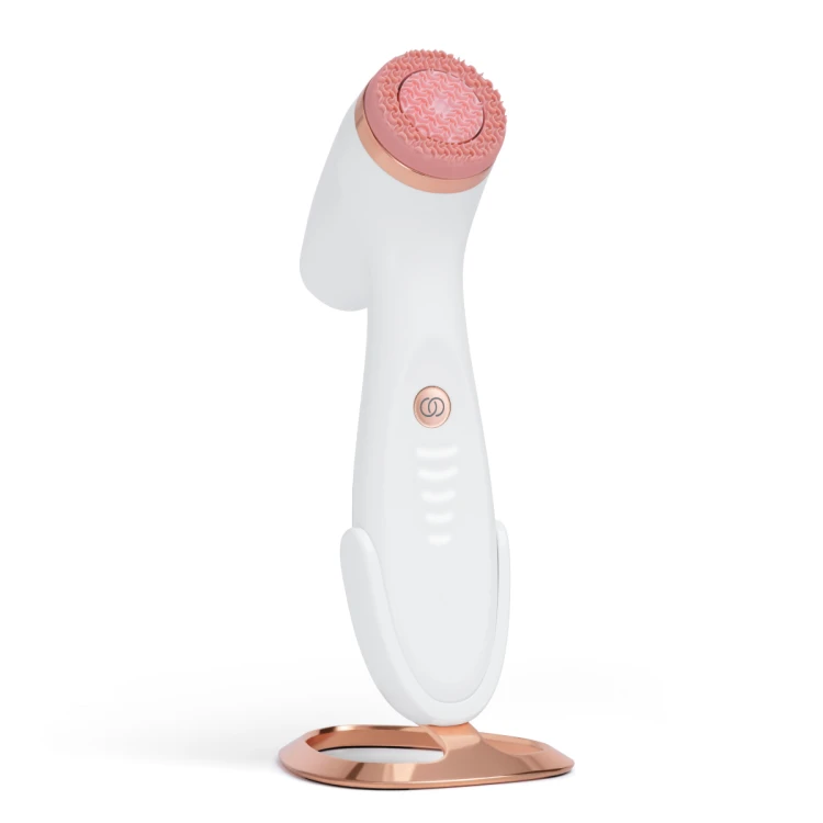 Nu Skin ageLOC LumiSpa iO Rose Gold ustawione pionowo na podstawce rose gold na blacie łazienki - estetyczne dopasowanie kolorystyczne
