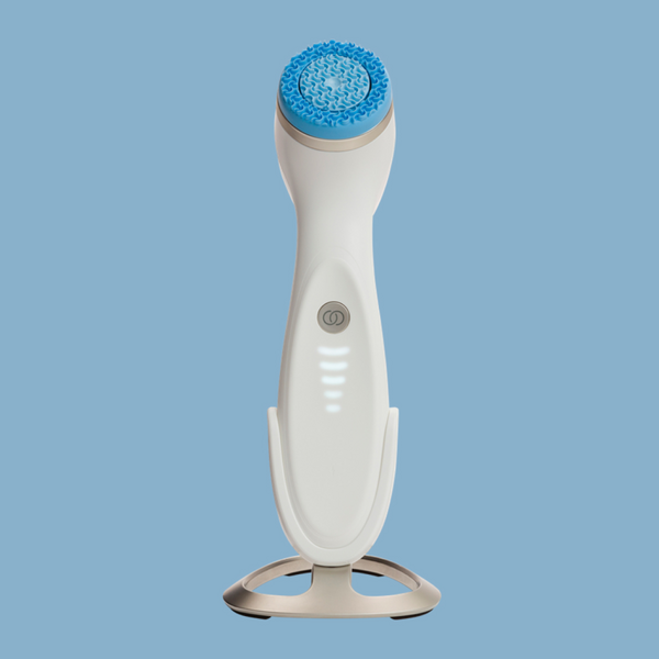 Nu Skin ageLOC LumiSpa iO ustawione pionowo na podstawce na blacie łazienki - estetyczne i wygodne przechowywanie urządzenia