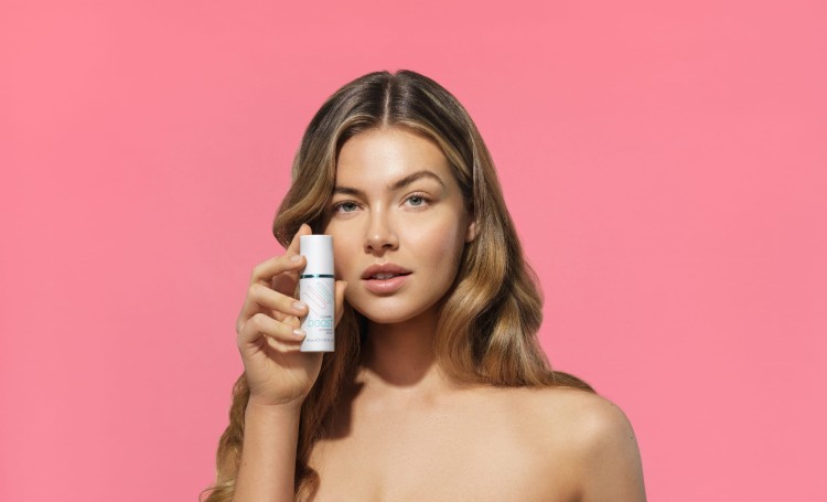 Nu Skin ageLOC Boost Activating Serum - aplikacja serum na powierzchnię przewodzącą urządzenia Boost, efekt rozświetlenia i wypełnienia skóry twarzy