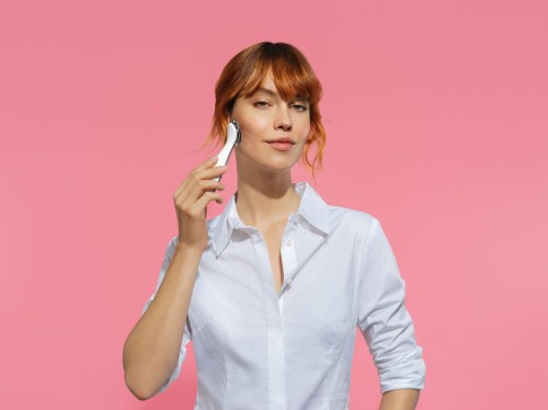 Nu Skin ageLOC Boost - urządzenie mikroprąd stosowane na twarzy kobiety, efekt rozświetlenia i wypełnienia skóry po 12 tygodniach
