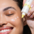 Nu Skin Nutricentials Pumps Vitamin C + Collagen - aplikacja serum rozświetlającego na twarz, efekt promiennej i jaśniejszej cery