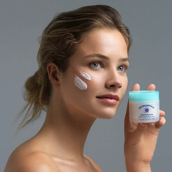 Nu Skin Nutricentials Moisturize Me - aplikacja bogatego kremu nawilżającego na twarz, efekt nawilżenia i promiennego blasku cery przez 24 godziny