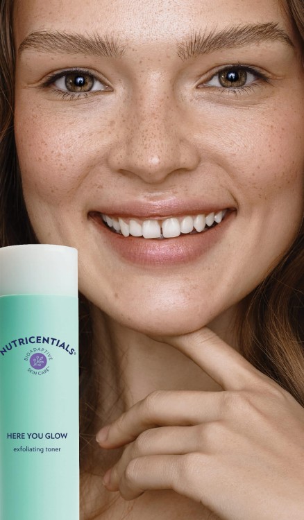 Nu Skin Nutricentials Here You Glow - aplikacja toniku złuszczającego na płatku kosmetycznym, efekt promiennej i gładkiej skóry twarzy