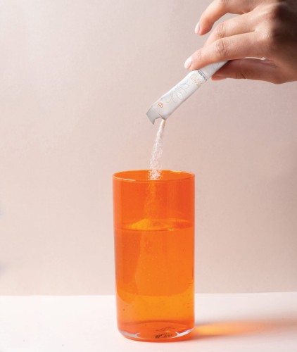 Nu Skin Beauty Focus Collagen+ - saszetka kolagenu rozpuszczona w szklance wody, codzienny rytuał pielęgnacji od wewnątrz