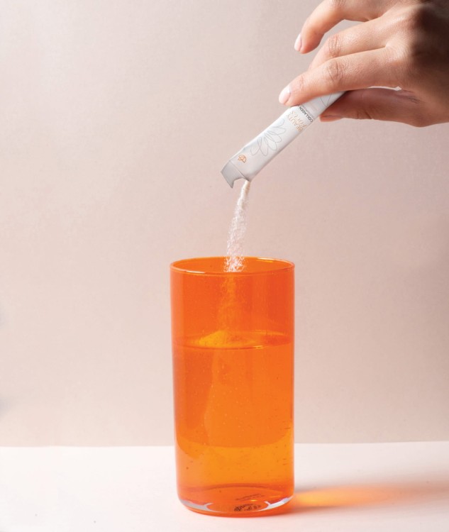 Nu Skin Beauty Focus Collagen+ - saszetka kolagenu rozpuszczona w szklance wody, codzienny rytuał pielęgnacji od wewnątrz