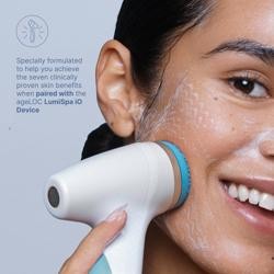 Nu Skin ageLOC LumiSpa Activating Cleanser - aplikacja żelu do mycia twarzy z urządzeniem LumiSpa iO, efekt czystej i zdrowej cery normalnej i mieszanej